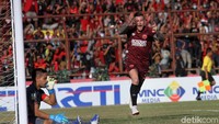 Dua gol dicetak PSM di leg kedua, yakni lewat Aaron Evans di menit ketiga dan Zulham Zamrun pada menit ke-50. 
