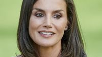 Foto Liburan Keluarga di Taman, Ratu Letizia Cantik Bergaun Motif Bunga