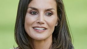 Foto Liburan Keluarga di Taman, Ratu Letizia Cantik Bergaun Motif Bunga