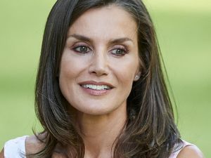 Foto Liburan Keluarga di Taman, Ratu Letizia Cantik Bergaun Motif Bunga Foto Liburan Keluarga di Taman, Ratu Letizia Cantik Bergaun Motif Bunga