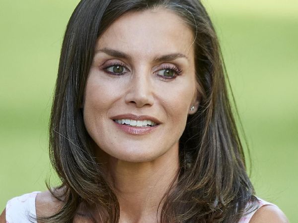 Foto Liburan Keluarga di Taman, Ratu Letizia Cantik Bergaun Motif Bunga