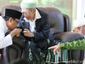 Mbah Moen Wafat, Gus Ipul: Allah Mencintai Panjenengan Mbah Moen Wafat, Gus Ipul: Allah Mencintai Panjenengan