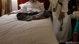 Momen Terakhir Elite PPP Cium Tangan Mbah Moen