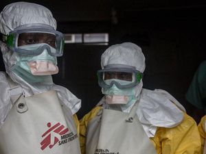 Pekerja Medis Jadi Sasaran Penyerangan, Penanganan Ebola Terhambat