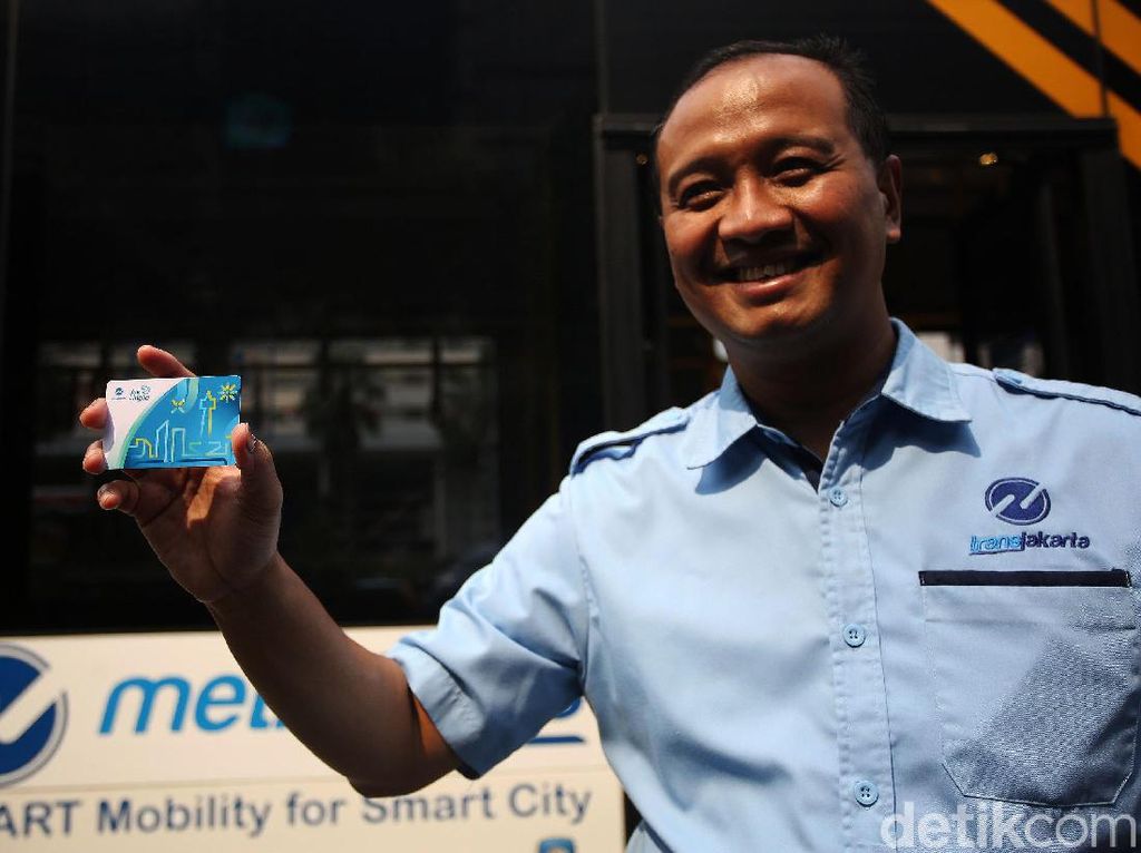 TransJakarta Sosialisasi Pembayaran Tap On Bus TransJakarta Sosialisasi Pembayaran Tap On Bus