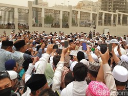 Berbelasungkawa untuk Mbah Moen, Risma: Beliau Ulama yang Konsisten