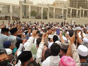 Berbelasungkawa untuk Mbah Moen, Risma: Beliau Ulama yang Konsisten Berbelasungkawa untuk Mbah Moen, Risma: Beliau Ulama yang Konsisten
