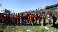 Para suporter PSM Makassar mengantre untuk diperiksa oleh petugas keamanan sebelum memasuki Stadion Andi Mattalatta, jelang laga final leg ke-2 Piala Indonesia.