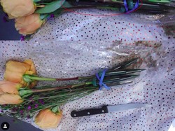 Sembunyikan Pisau di Buket Bunga, Traveler Ini Kena Hukum