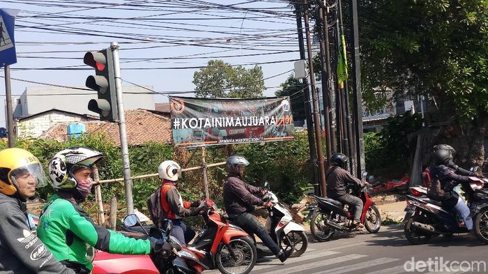 Spanduk dukungan Jakmania untuk Persija Jakarta di salah satu sudut ibu kota. (Foto: Yanu Arifin/detikSport) Spanduk dukungan Jakmania untuk Persija Jakarta di salah satu sudut ibu kota. (Foto: Yanu Arifin/detikSport)