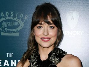 Gigi Jadi Lebih Rapi, Dakota Johnson Justru Bikin Netizen Kecewa