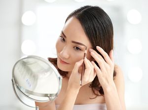 Selain di Kulit Kepala, Ketombe Ternyata juga Ada di Alis dan Telinga Lho Selain di Kulit Kepala, Ketombe Ternyata juga Ada di Alis dan Telinga Lho
