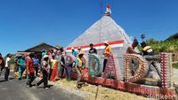 Foto: Piramida Sampah Plastik di Lereng Merbabu