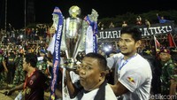 Tropi Piala Indonesia diarak keliling stadion.