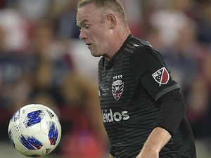 Nah Lho! Wayne Rooney Terekam Kamera Masuk Hotel Bersama Wanita Misterius