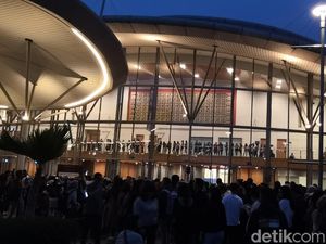 Antrean Mengular dan Lalin BSD yang Padat Merayap Jelang Konser Westlife