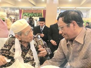 Mahfud Md Kenang Pertemuan Berkesan dengan Mbah Moen Mahfud Md Kenang Pertemuan Berkesan dengan Mbah Moen