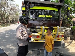 Priitt! Belum Cukup Umur, Bocah Sopir Truk di Bogor Ditilang Polisi