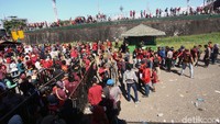 Sejumlah pengamanan pun turut dilakukan untuk menjaga agar situasi di area sekitar stadion tetap kondusif selama pertandingan berlangsung.