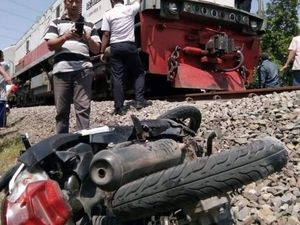 Tak Hati-hati, Biker Perempuan Tewas Tersambar Kereta Api di Pasuruan