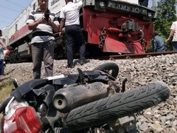 Tak Hati-hati, Biker Perempuan Tewas Tersambar Kereta Api di Pasuruan