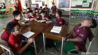 Para siswa di Sekolah Islam Attirah, Makassar, nampak ceria saat mengikuti kegiatan belajar mengajar dengan mengenakan jersey PSM Makassar.