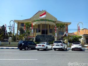 Batal Pakai Pin Emas, DPRD Ponorogo Hemat Rp 138 Juta Batal Pakai Pin Emas, DPRD Ponorogo Hemat Rp 138 Juta