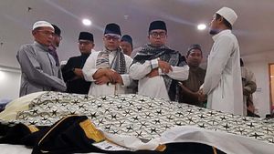 Momen Zulkifli Hasan Salatkan Jenazah Mbah Moen