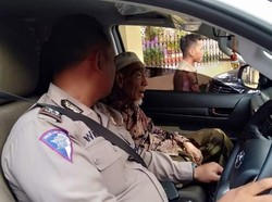 Saat Mbah Moen Naik Mobil Patwal, Setia dengan Lampu Merah