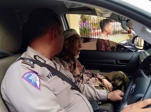 Saat Mbah Moen Naik Mobil Patwal, Setia dengan Lampu Merah Saat Mbah Moen Naik Mobil Patwal, Setia dengan Lampu Merah