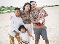 Ruben Onsu dan Sarwendah Kompak Ajari Betrand Peto Etiket Makan di Resto