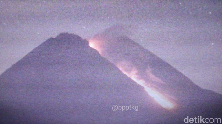 Video Detik-detik Gunung Merapi Semburkan Awan Panas