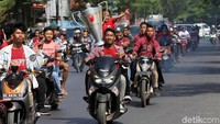 Ada pula suporter yang membawa serta trofi buatan sebagai simbol kemenangan PSM Makassar yang sukses menundukkan Persija Jakarta dalam leg final Piala Indonesia, pada Selasa (6/8/2019) malam.