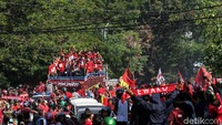 Para suporter pun kompak mengenakan baju merah warna kebesaran PSM Makassar. Mereka bahkan membawa bendera para suporter yang didominasi kendaraan motor.