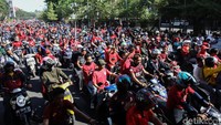 Ribuan suporter PSM Makassar turun ke jalan untuk ikut serta meramaikan pawai kemenangan klub kebanggaan mereka usai berhasil meraih juara Piala Indonesia 2019, Rabu (7/8/2019).