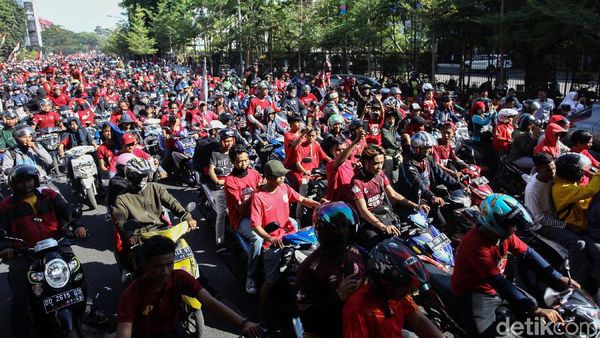 Ribuan Suporter Juku Eja Ramaikan Pawai Kemenangan PSM Makassar