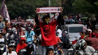 Beragam atribut turut dibawa oleh para suporter PSM Makassar saat mengikuti pawai kemenangan tersebut.