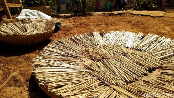 Laris Manis Penjualan Tusuk Sate Tradisional Jelang Idul Adha