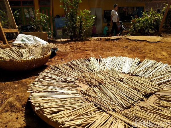 Laris Manis Penjualan Tusuk Sate Tradisional Jelang Idul Adha