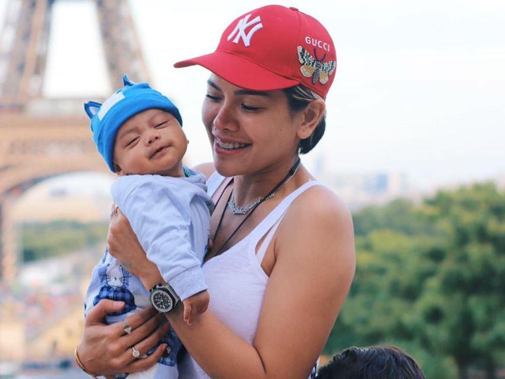 Gemas! Nikita Mirzani Akhirnya Unggah Wajah Anak Ketiganya Gemas! Nikita Mirzani Akhirnya Unggah Wajah Anak Ketiganya