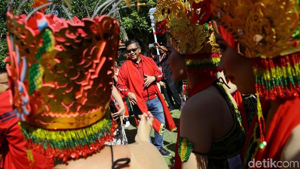 Hasto Hingga Anas Menari Gandrung di Kongres V PDIP