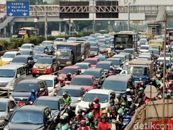 Luhut Bahas Pembatasan Penjualan Kendaraan Bensin Cs!