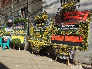 Karangan Bunga Dukacita untuk Mbah Moen Masih Terus Berdatangan Karangan Bunga Dukacita untuk Mbah Moen Masih Terus Berdatangan