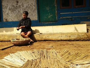 Jelang Kurban, Pengrajin Tusuk Sate di Ciamis Kebanjiran Pembeli