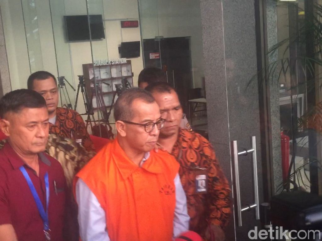 KPK Tahan Emirsyah Satar KPK Tahan Emirsyah Satar