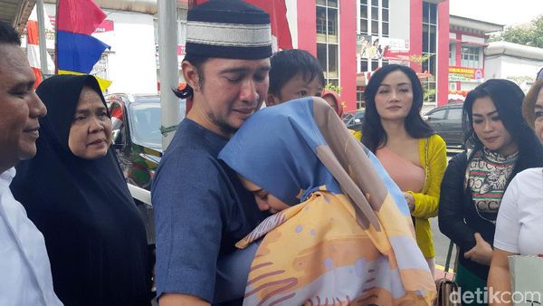 Tangis Istri Menyambut Kebebasan Mandala Shoji