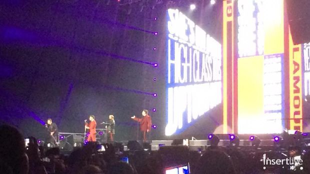 Westlife saat menyanyikan lagu Up Town Girl