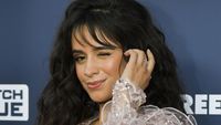 Foto: Kena Body Shaming, Camila Cabello Tetap PD Pakai Gaun Seksi