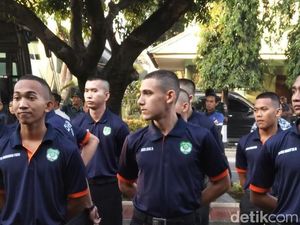 TNI Pertahankan Enzo di Akmil, Santri Pesantren Al Bayan Sujud Syukur TNI Pertahankan Enzo di Akmil, Santri Pesantren Al Bayan Sujud Syukur