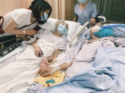 Momen Haru Wanita Lansia Menatap dan Pegang Tangan Suami Sebelum Meninggal